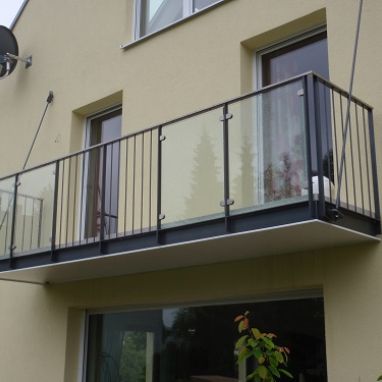 Balkon abgehängt Stahl+Glas.jpg